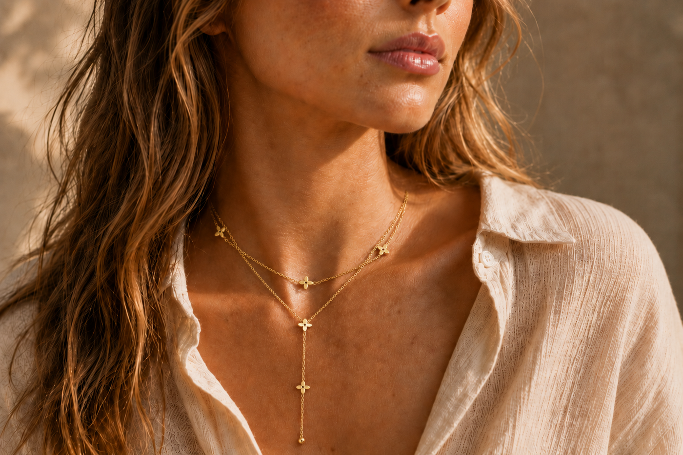 Collier Floréa – Double chaîne dorée & fleurs délicates