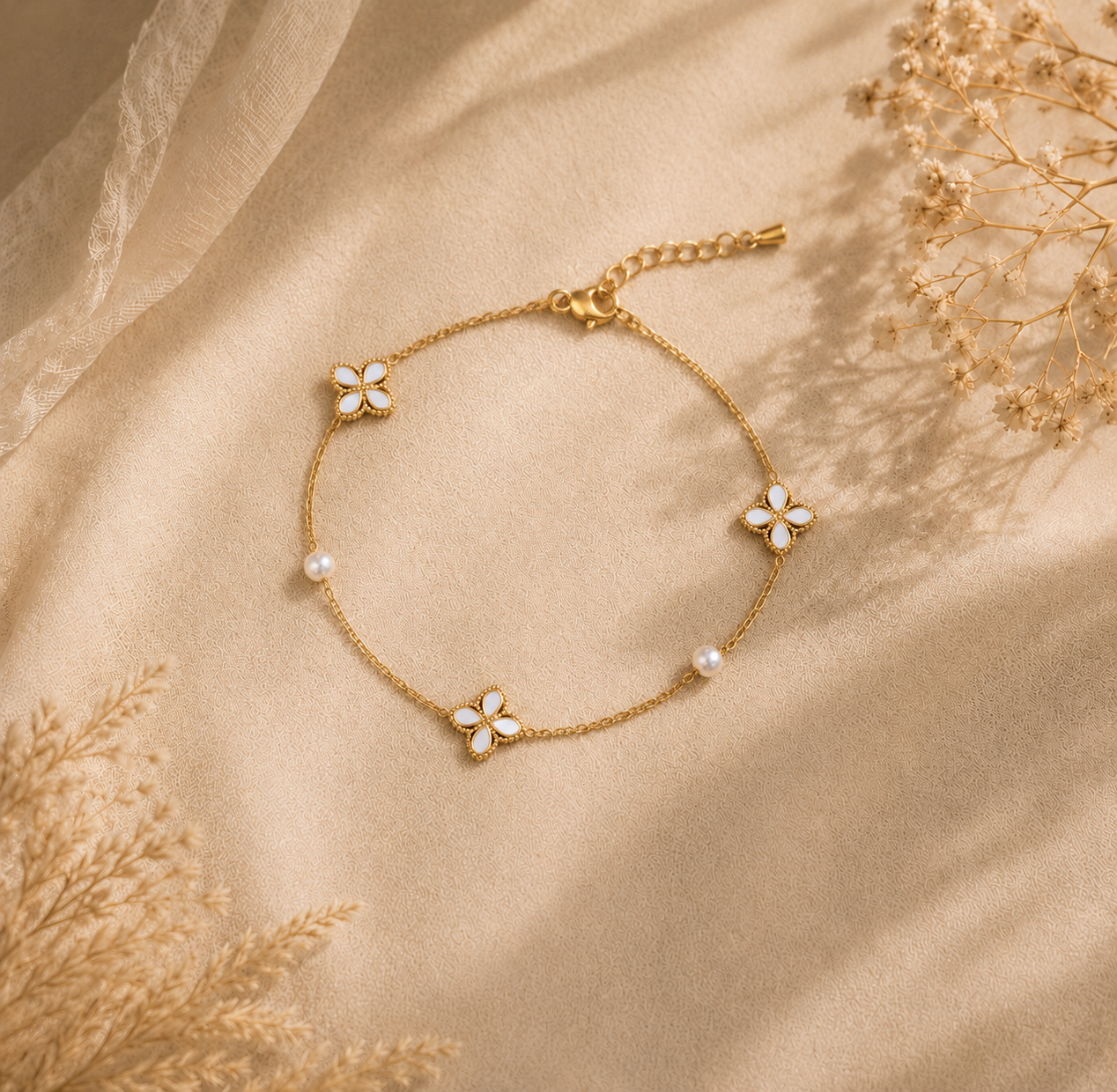 Bracelet Fleur de Nacre – Chaîne dorée, perles & fleur lumineuse