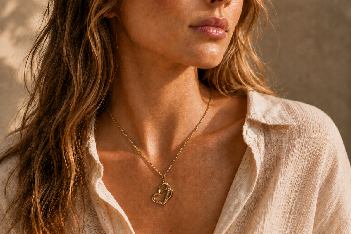 Collier Cœurs Liés – Pendentif double cœur doré & éclats lumineux