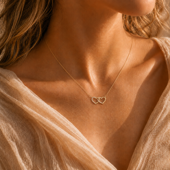 Collier Cœurs Entrelacés –  Double Cœurs dorés & éclats lumineux