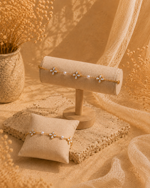 Bracelet Fleur de Nacre – Chaîne dorée, perles & fleur lumineuse