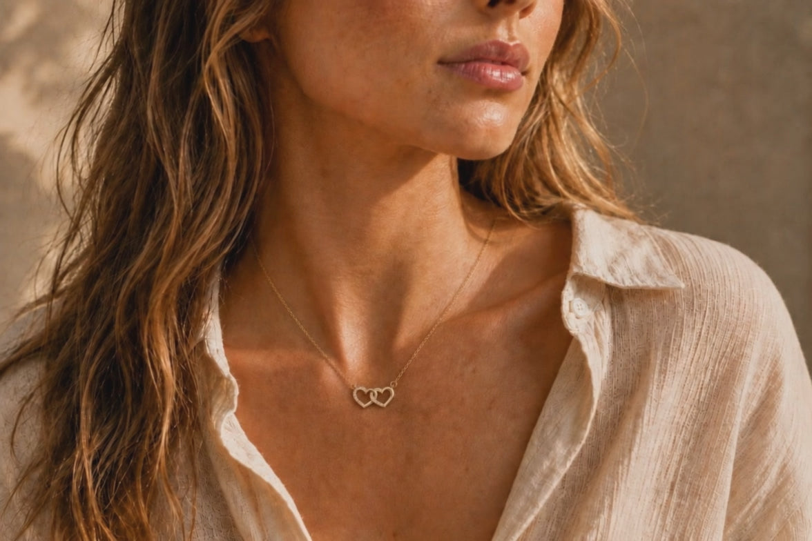 Collier Cœurs Entrelacés –  Double Cœurs dorés & éclats lumineux